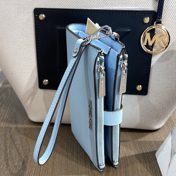 MICHAEL KORS LARGE DOUBLE ZIP WRISTLET WALLET PHONE CASE CLUTCH 
Vista Blue 
NWT - Picture 15 of 16